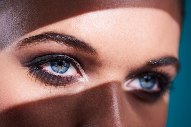 forma occhi: la piega all'ingiù degli occhi può essere corretta con il trucco del colore giusto