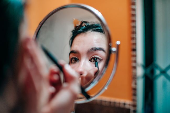 forma occhi: gli occhi chiari e piccoli hanno bisogno di essere enfatizzati con una linea di eyeliner