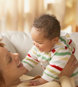 Motricite A Quel Age Bebe S Assoit Et Tient Il Assis