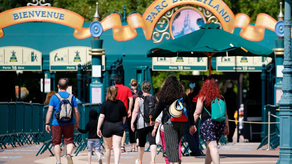 Jugeant son top à bretelles "indécent", Disneyland oblige une femme à se couvrir