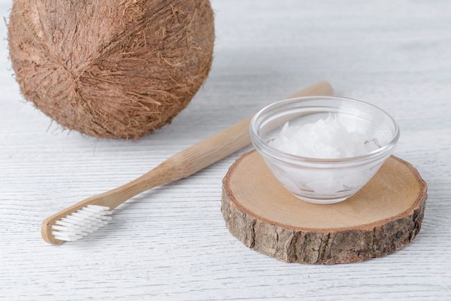 olio di cocco denti: cos'è l'Oil Pulling
