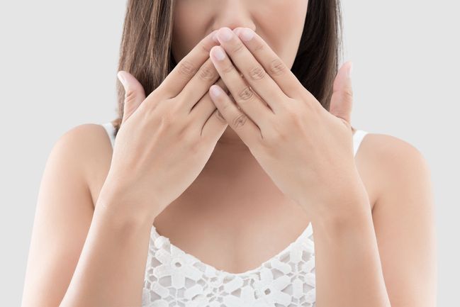 olio di cocco denti: aiuta a combattere l'alitosi