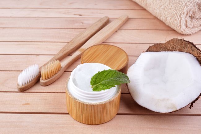 olio di cocco denti: come si usa per gli sciacqui in bocca
