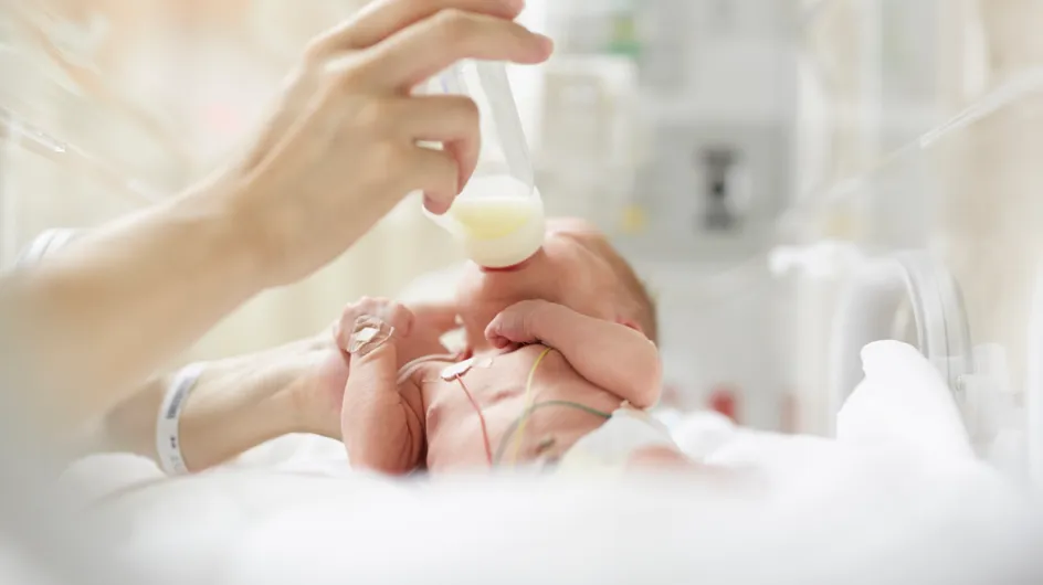 Au Royaume-Uni, ces hôpitaux ne nourrissent pas les bébés “mauvais téteurs” pendant 48 heures