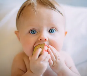 Siège auto pour bébé, rehausseur enfant : jusqu'à quel âge est-ce  obligatoire ? : Femme Actuelle Le MAG