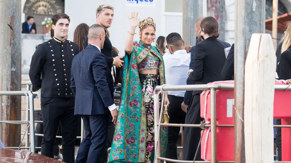 Jennifer Lopez fait sensation sur Instagram avec sa longue cape fleurie