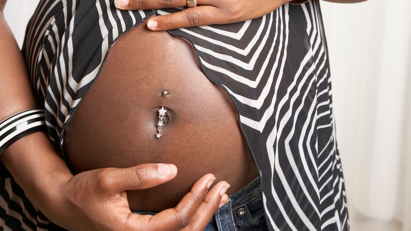 Piercing au nombril pendant la grossesse : puis-je le garder ?