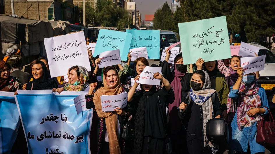 "Elles affrontent les Talibans" : des féministes françaises appellent à sauver les Afghanes