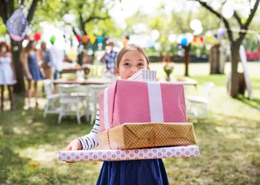 Découvrez nos idées de petits cadeaux intemporels à offrir à l'anniversaire  d'un copain ou d'une copine de votre enfant