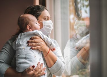Ils Gardent Leur Masque Pour Proteger Leur Bebe Et Se Font Expulser D Un Restaurant