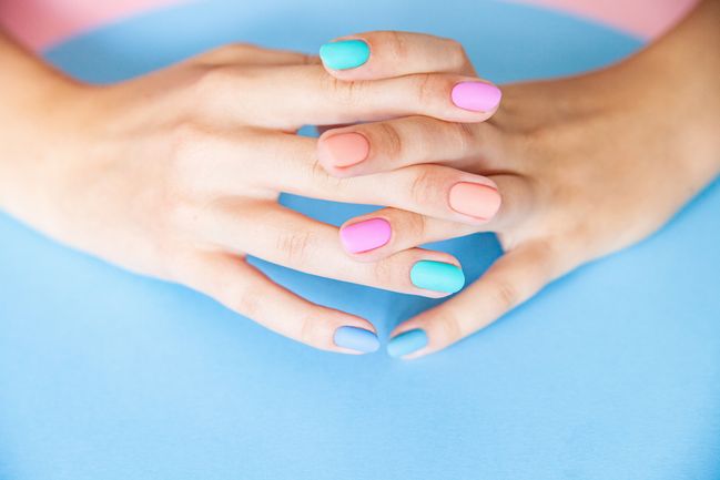 Come togliere lo smalto semipermanente: i prodotti top sono il buffer e il peel off
