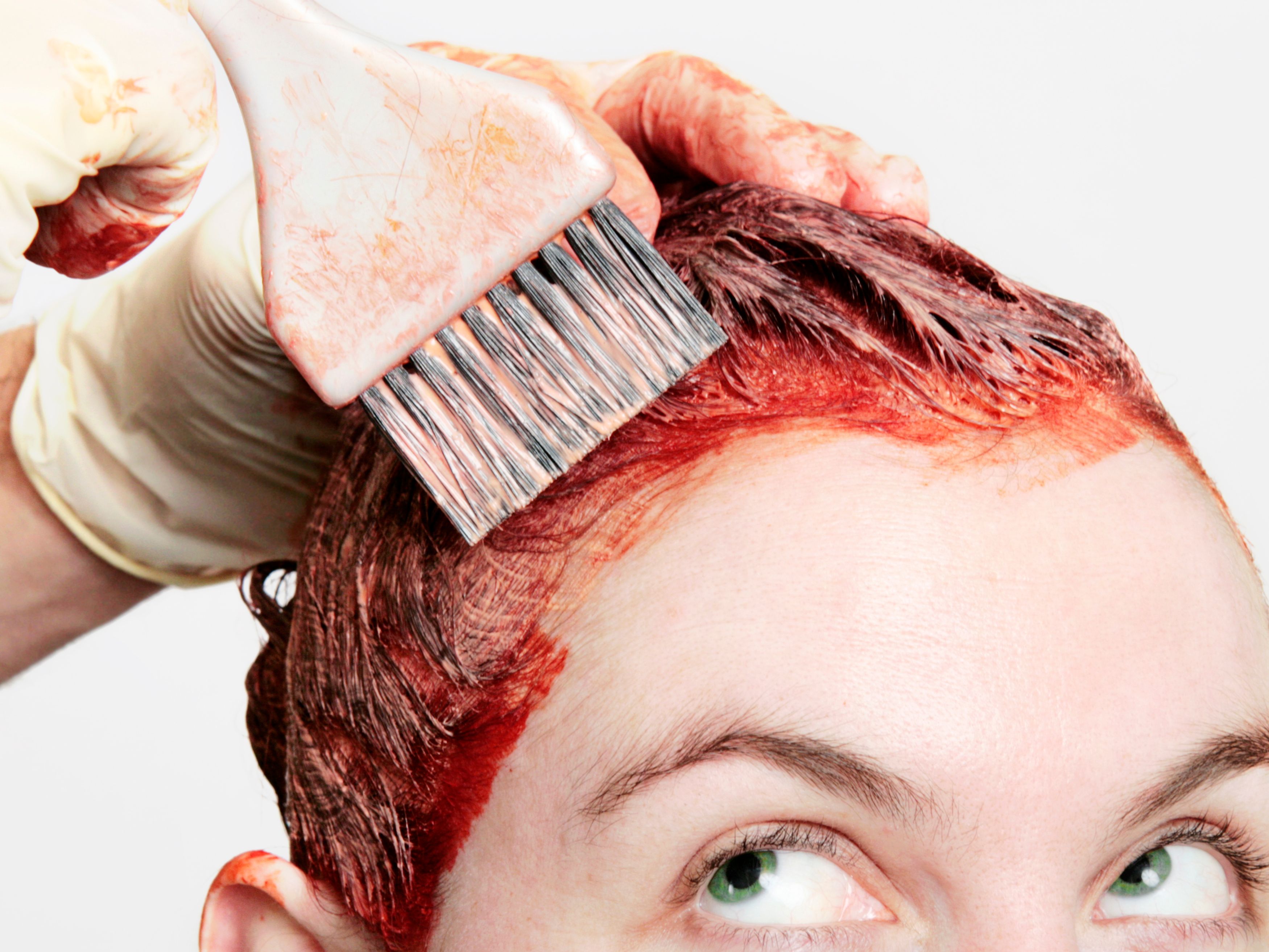 Краска восстанавливает волосы. Окрашивание волос процесс. Нанесение красителя на волосы. Крашенные волосы. Окрашивание волос процесс красителями.