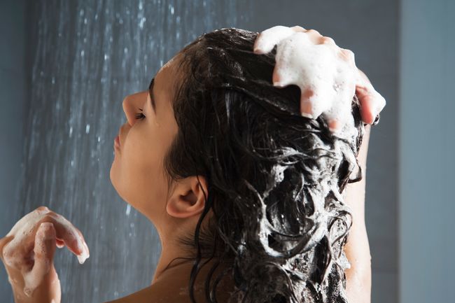 Ogni quanto lavare i capelli: dipende