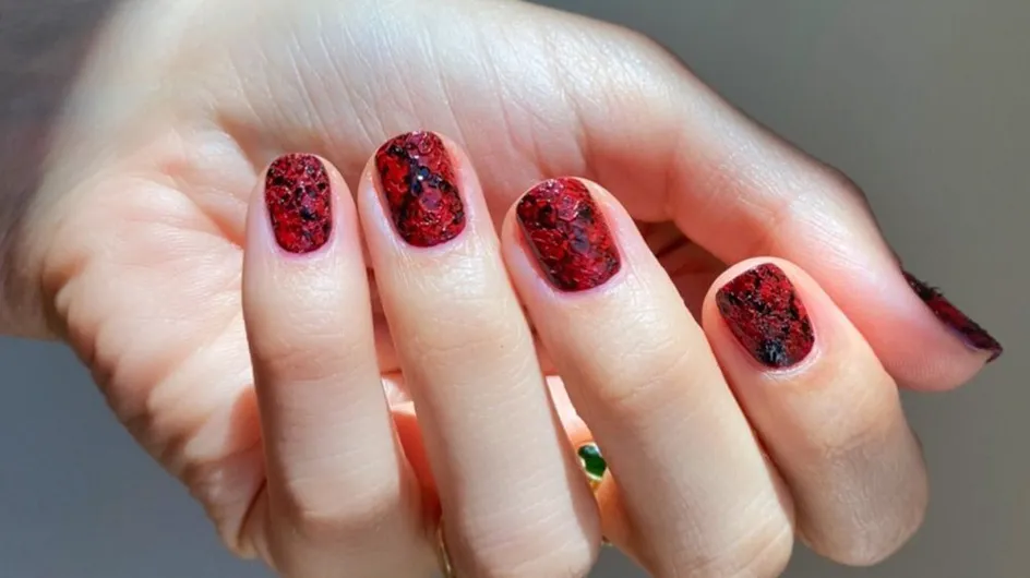 Manucure d’Halloween : des ongles effet python faciles à réaliser