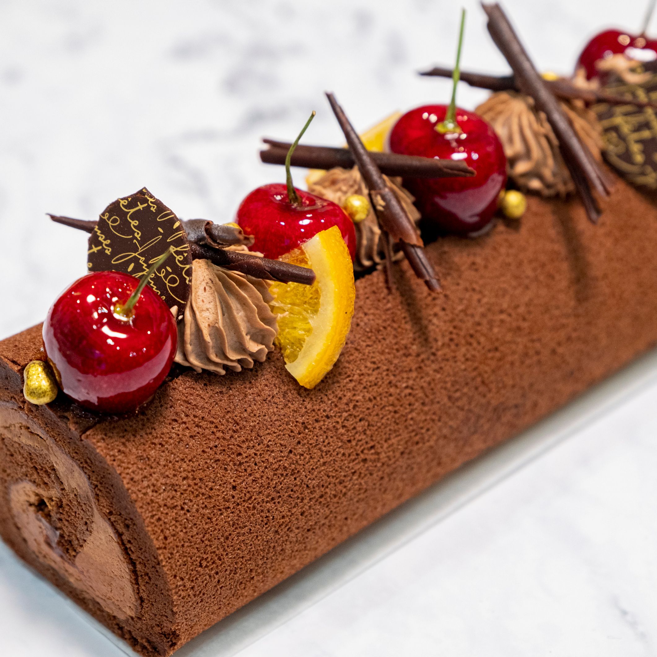 Gâteau Mousse Recouvert D'un Spray Velours Au Chocolat Et D'un Glaçage  Gourmand Au Chocolat