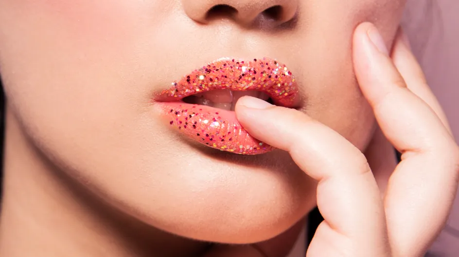 Rouge à lèvres à paillettes : la tendance maquillage à adopter pour les fêtes