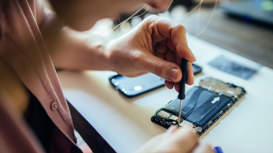 Apple : les possesseurs d'iPhone vont pouvoir réparer eux-mêmes leur smartphone