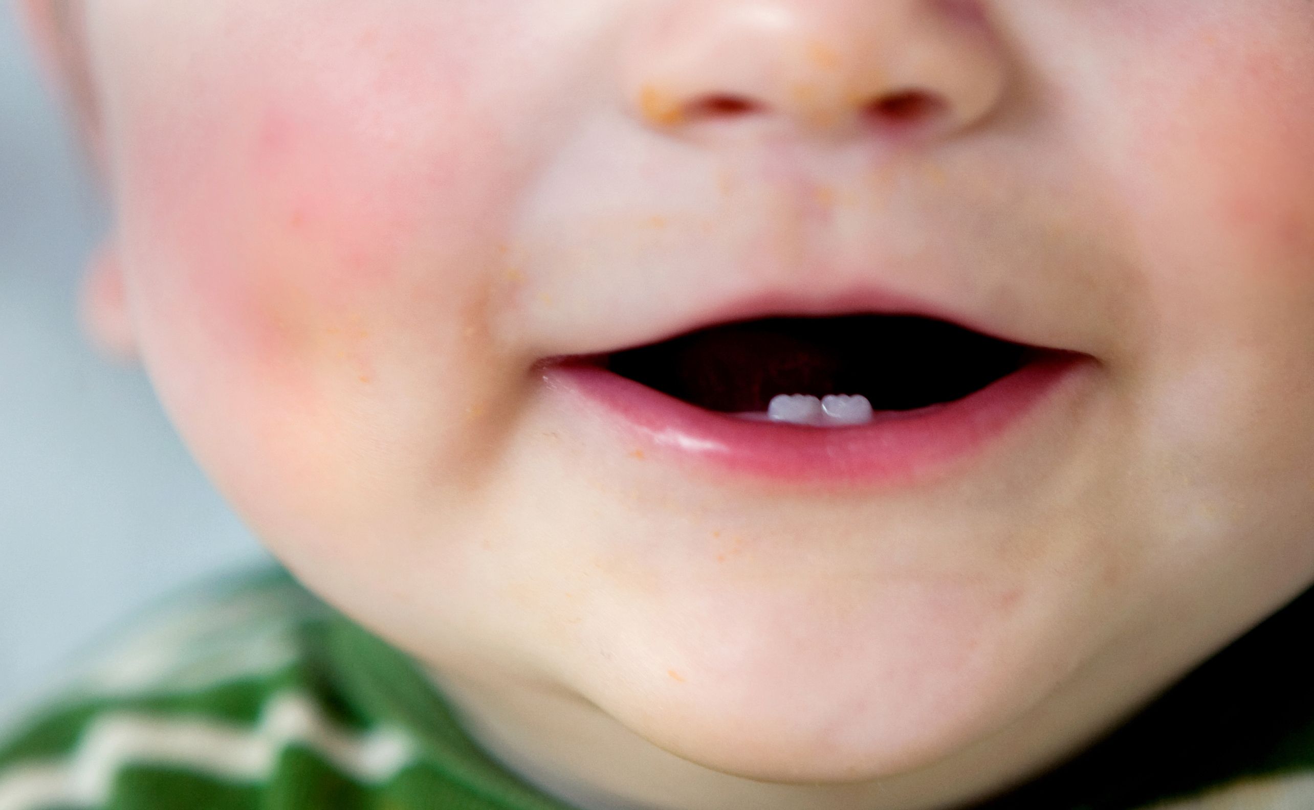 La poussée dentaire : à quel âge bébé fait ses dents ? – Il était un an