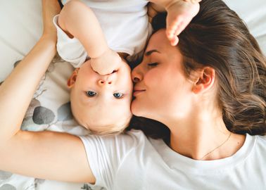 Cadeau De Naissance 15 Idees Sympas Pour Une Jeune Maman