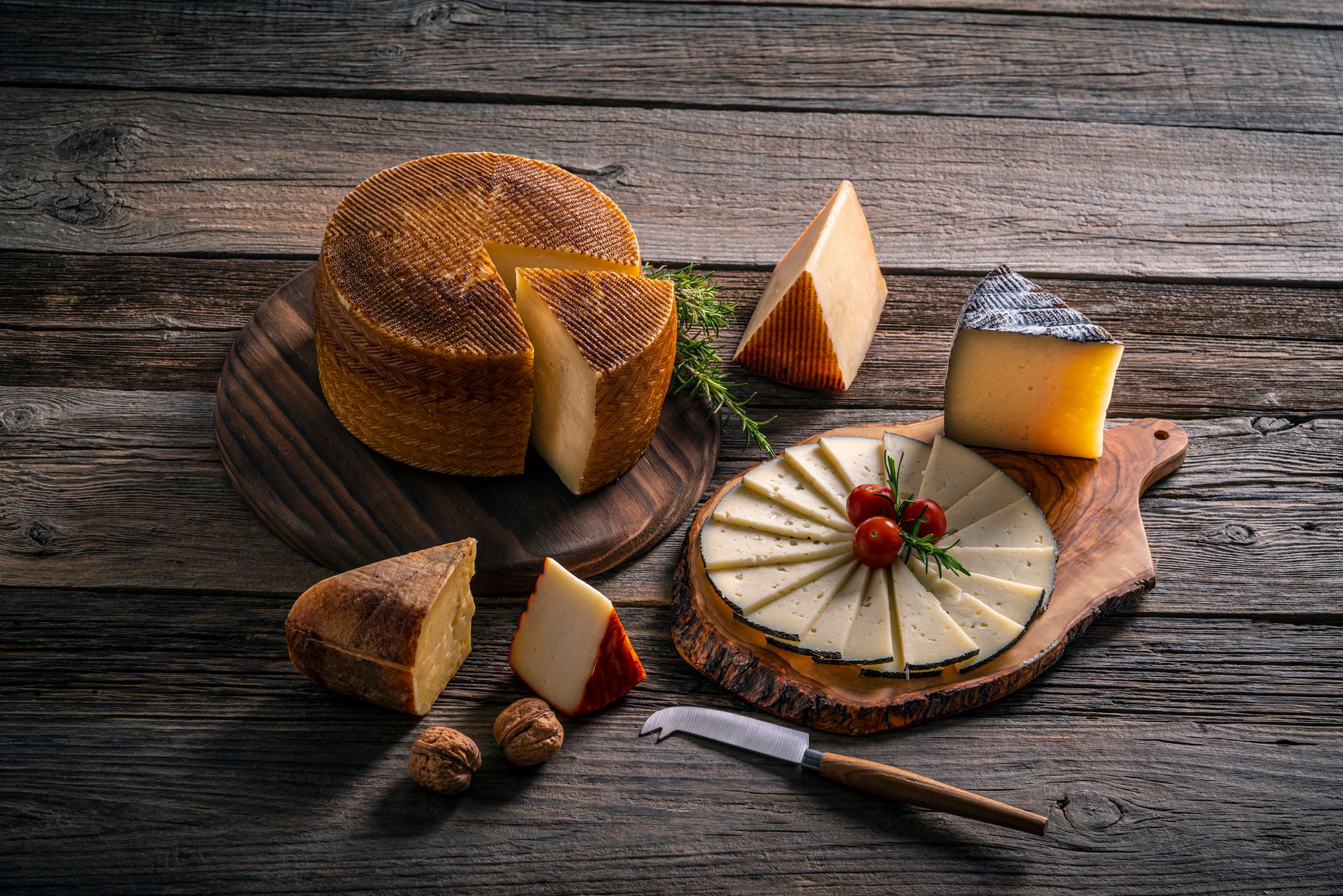 Femme Coupe Du Fromage En Tranches Pour Cuisiner à L'aide D'un