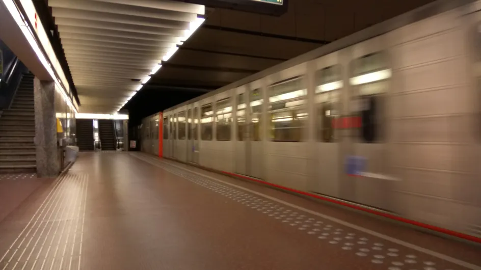 Bruxelles : un homme pousse délibérément une femme sur les voies du métro !