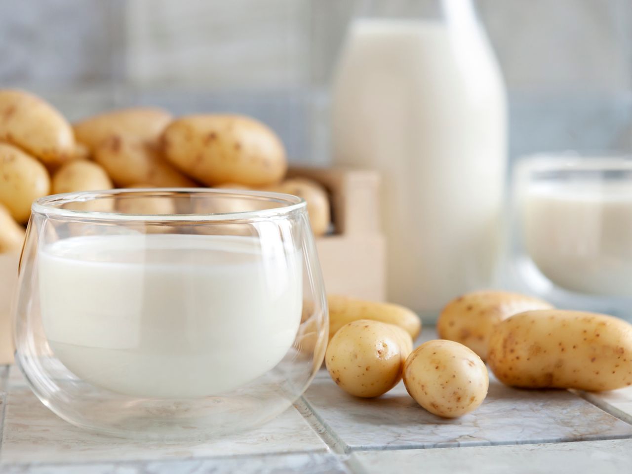 Ce lait végétal à base de pommes de terre fait une mousse parfaite et  utilise 50 % de terres en moins que le lait d'avoine - vegconomist - le  magazine de l'économie végane