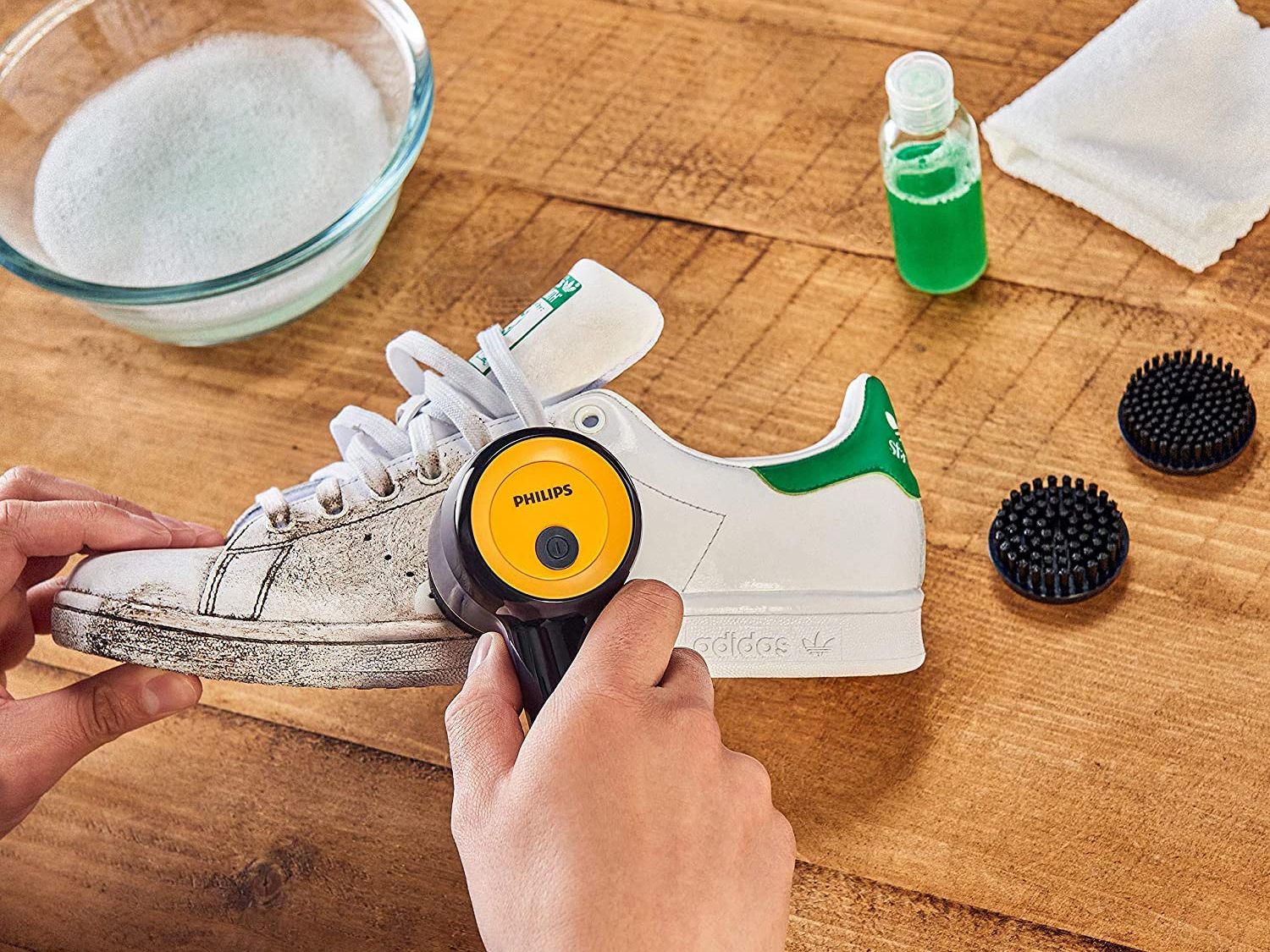 Tendance de la semaine : la brosse nettoyante à chaussures de Philips !