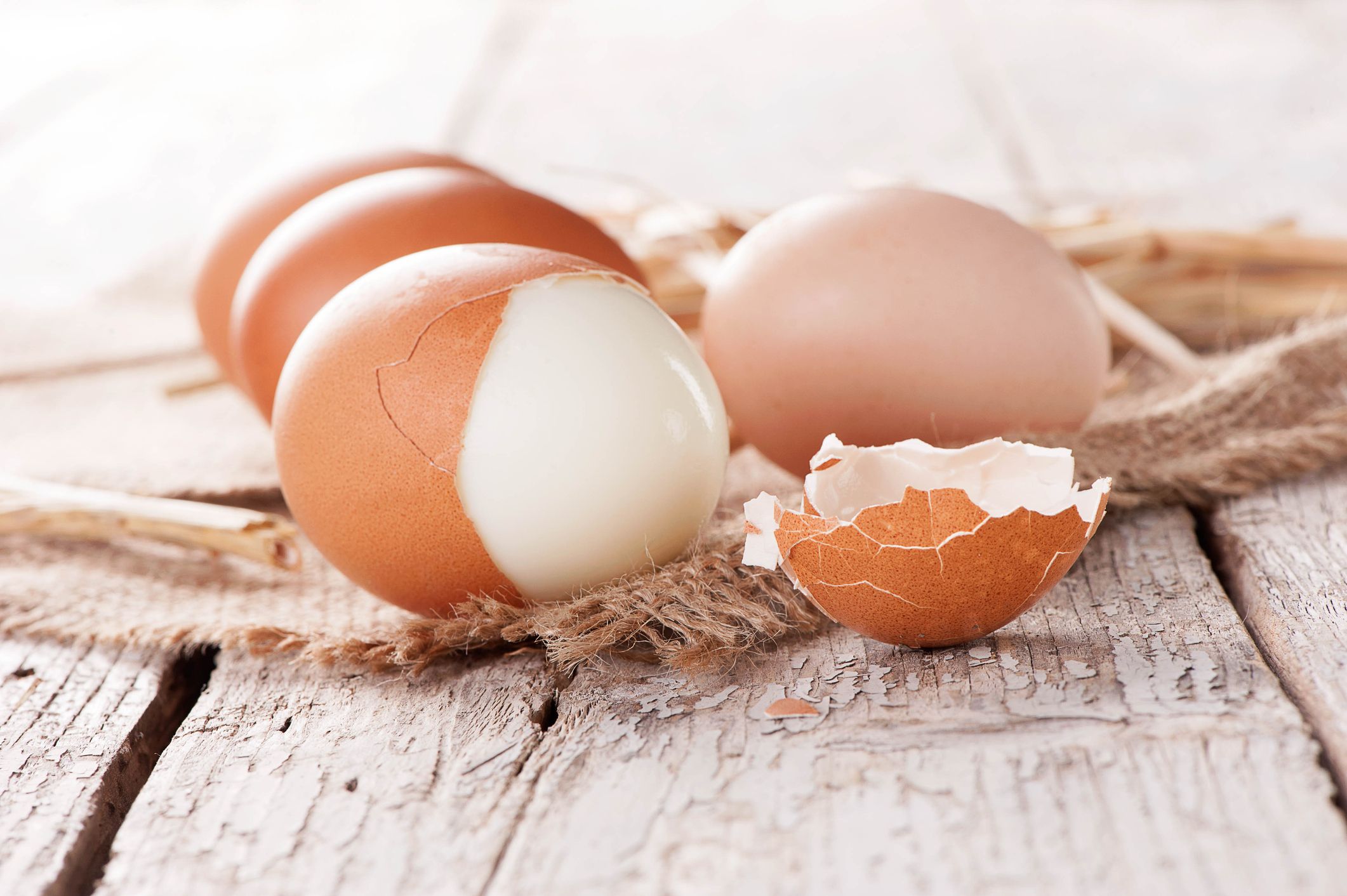 4 astuces géniales pour écaler un œuf dur facilement et rapidement sans  l'abîmer