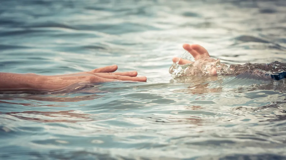 Sur le point de se noyer, un bébé de 14 mois échappe de peu à la mort