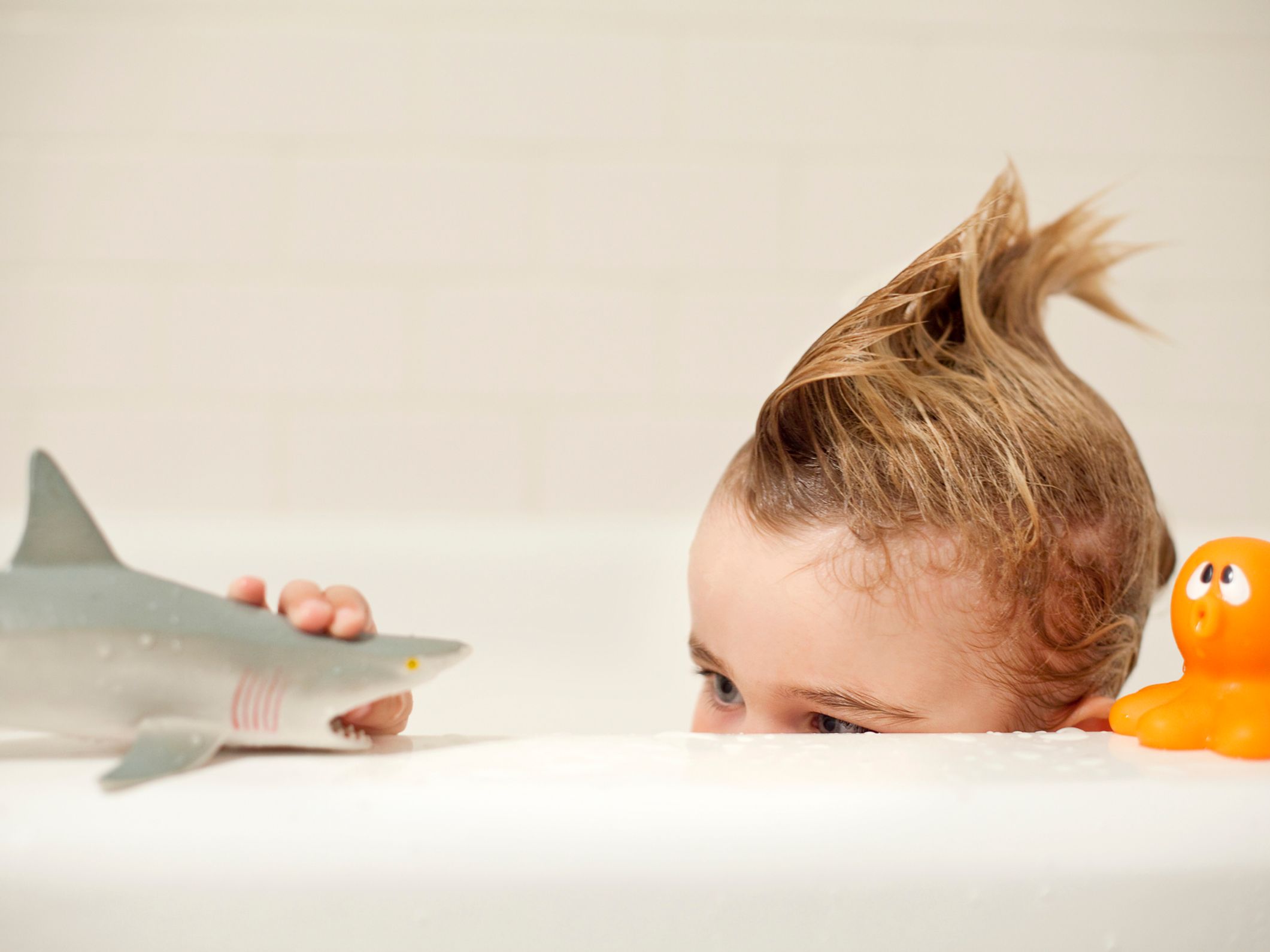 Quand et comment doit-on nettoyer les jouets de bain de son enfant ?