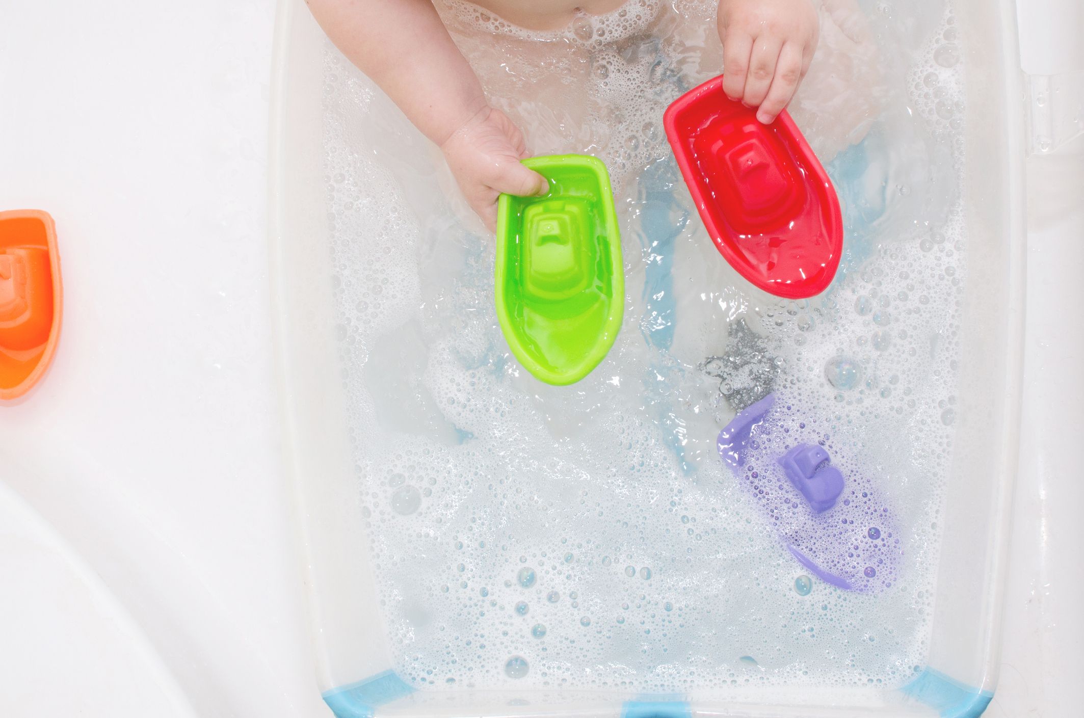 Une étude alerte sur les dangers des jouets de bain pour les