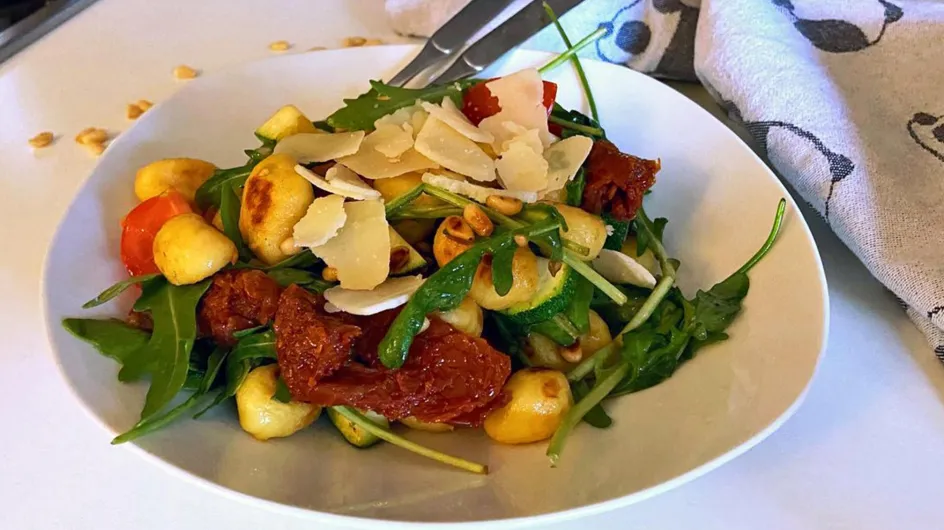 Perfekt zum Mitnehmen: Gnocchi-Salat mit Tomaten & Rucola