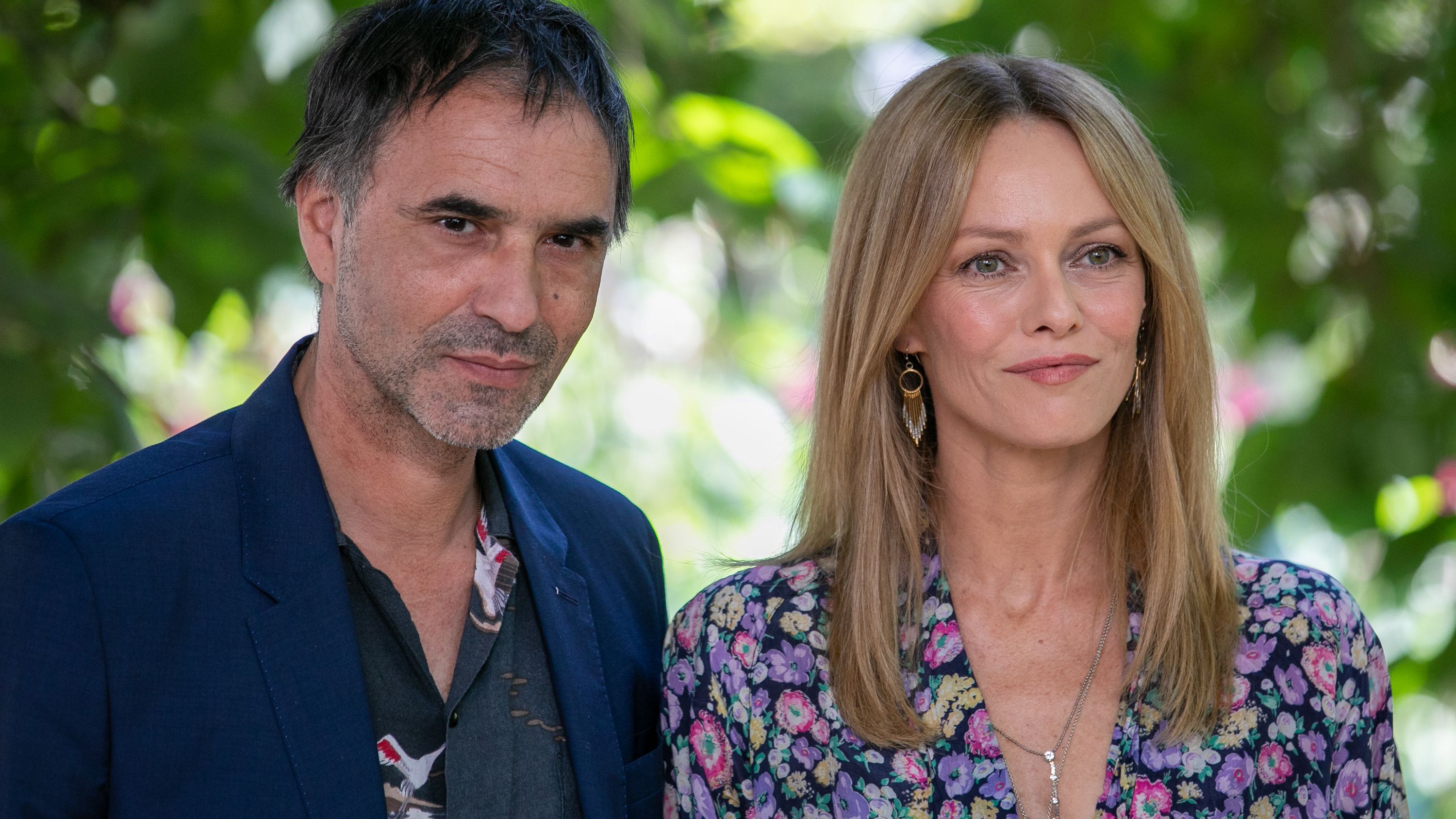 Les 7 Vies De La Suite Samuel Benchetrit ("Les 7 Vies de Léa", Netflix) : qui sont les femmes de  sa vie ?