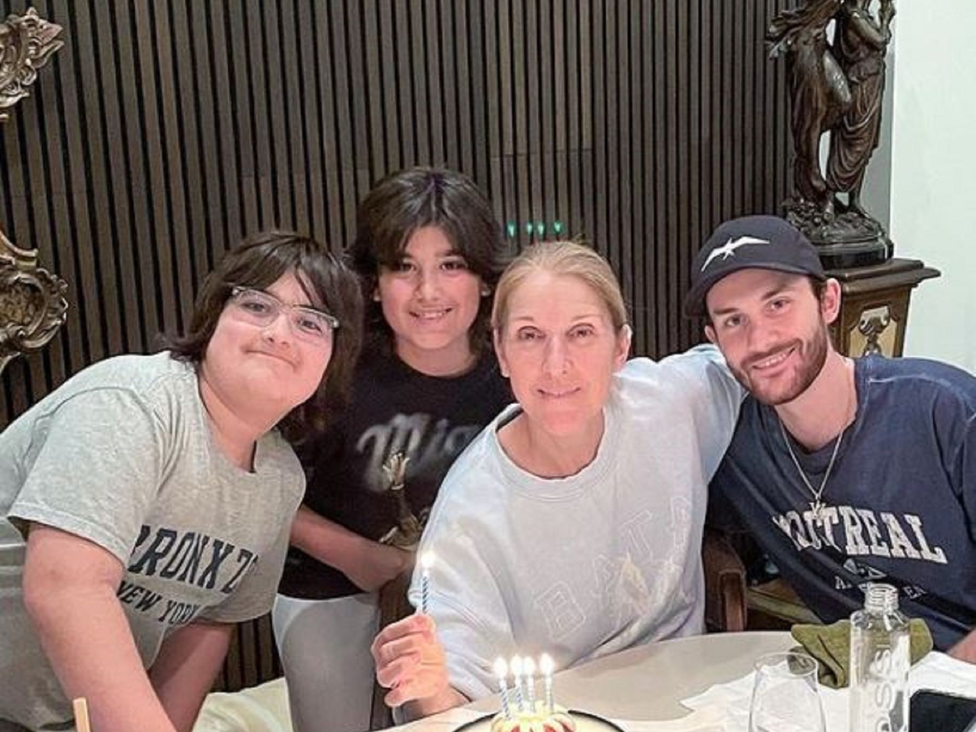 Céline Dion 4ème Grossesse 2022 Céline Dion : la chanteuse publie une photo, entourée de ses trois fils,  pour la fête des Mères