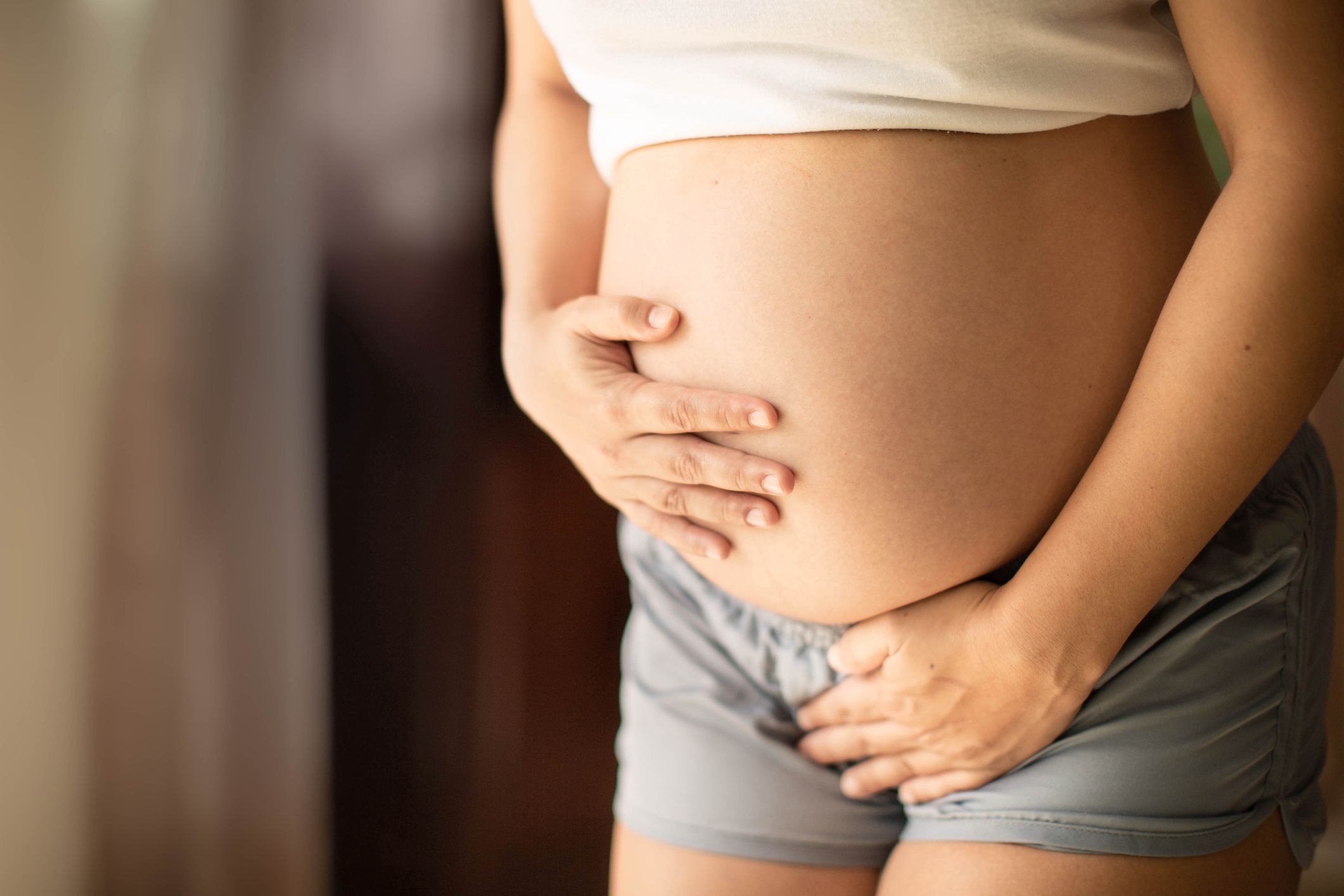 Pertes marrons pendant la grossesse : causes et conduite à tenir