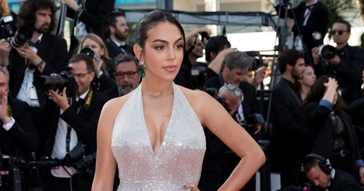 Cannes Georgina Rodriguez illumine les marches elle retrouve le sourire un mois après