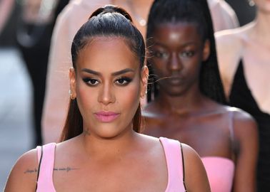 Amel Bent Maman Epuisee Elle S Endort En Studio Avec Vitaa