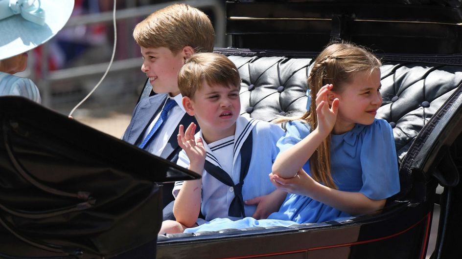 Elizabeth II : Kate Middleton sépare sa fille Charlotte qui chahute avec sa cousine au balcon