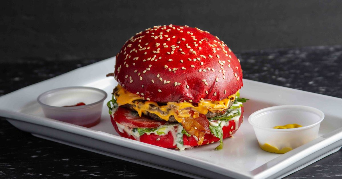 Craquez pour ce burger complètement rouge en édition limitée