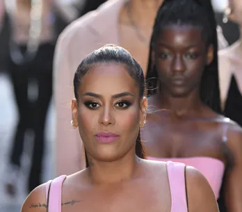 Amel Bent Comment Reproduire Son Liner Graphique