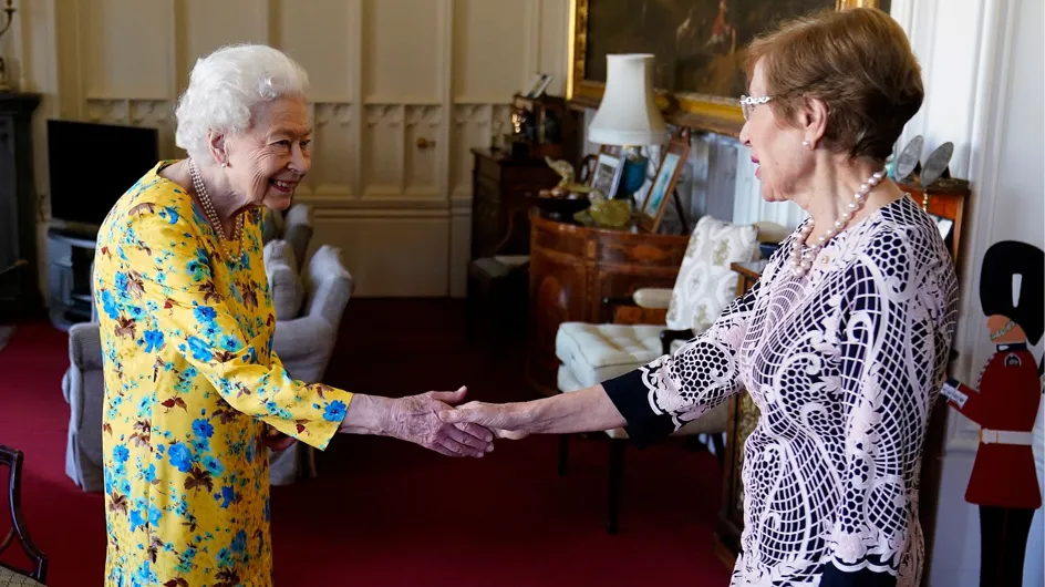 Elizabeth II arbore une nouvelle coupe de cheveux surprenante