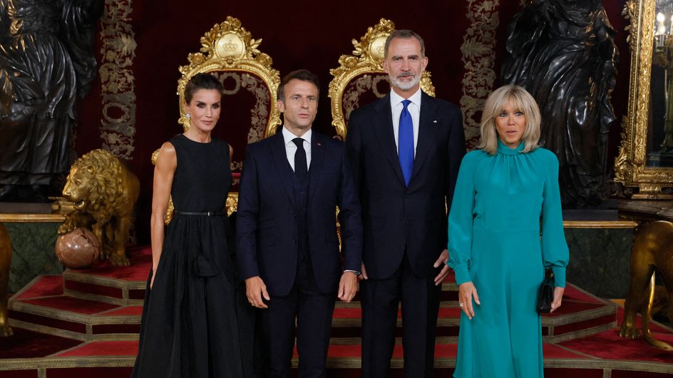 Emmanuel Macron ose un baisemain royal à Letizia d'Espagne