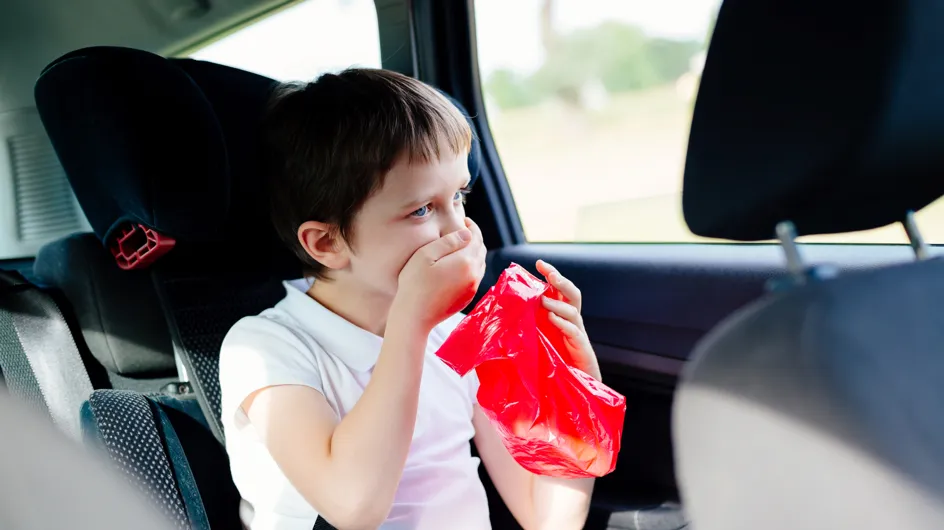 Vacances : comment enlever les taches et odeurs de vomi dans la voiture ?