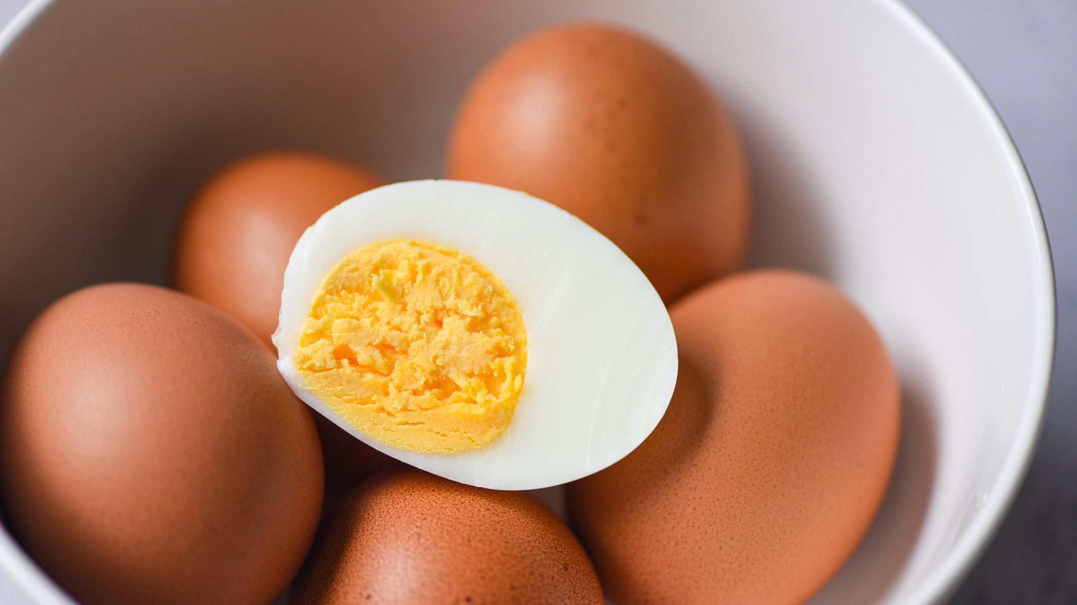 Cette astuce ultra simple permet d’écaler un œuf sans le moindre effort
