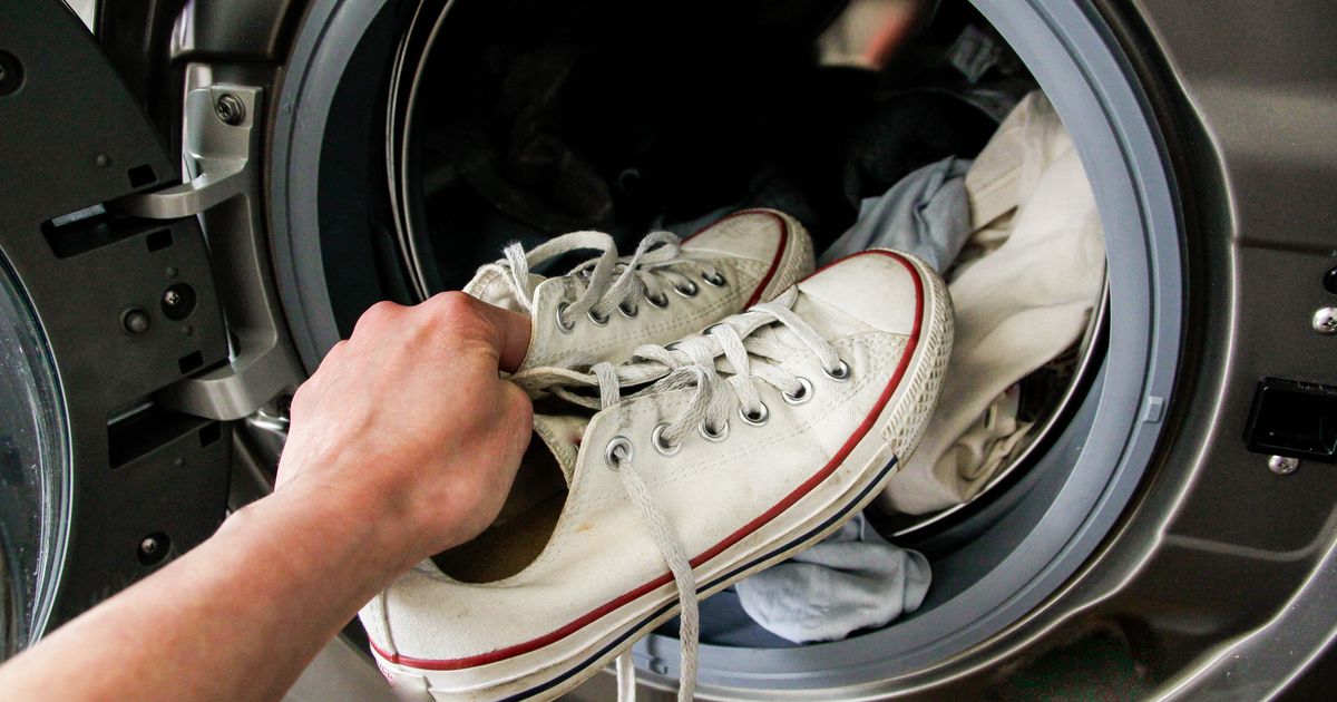 L'astuce pour laver vos baskets à la machine sans les abîmer