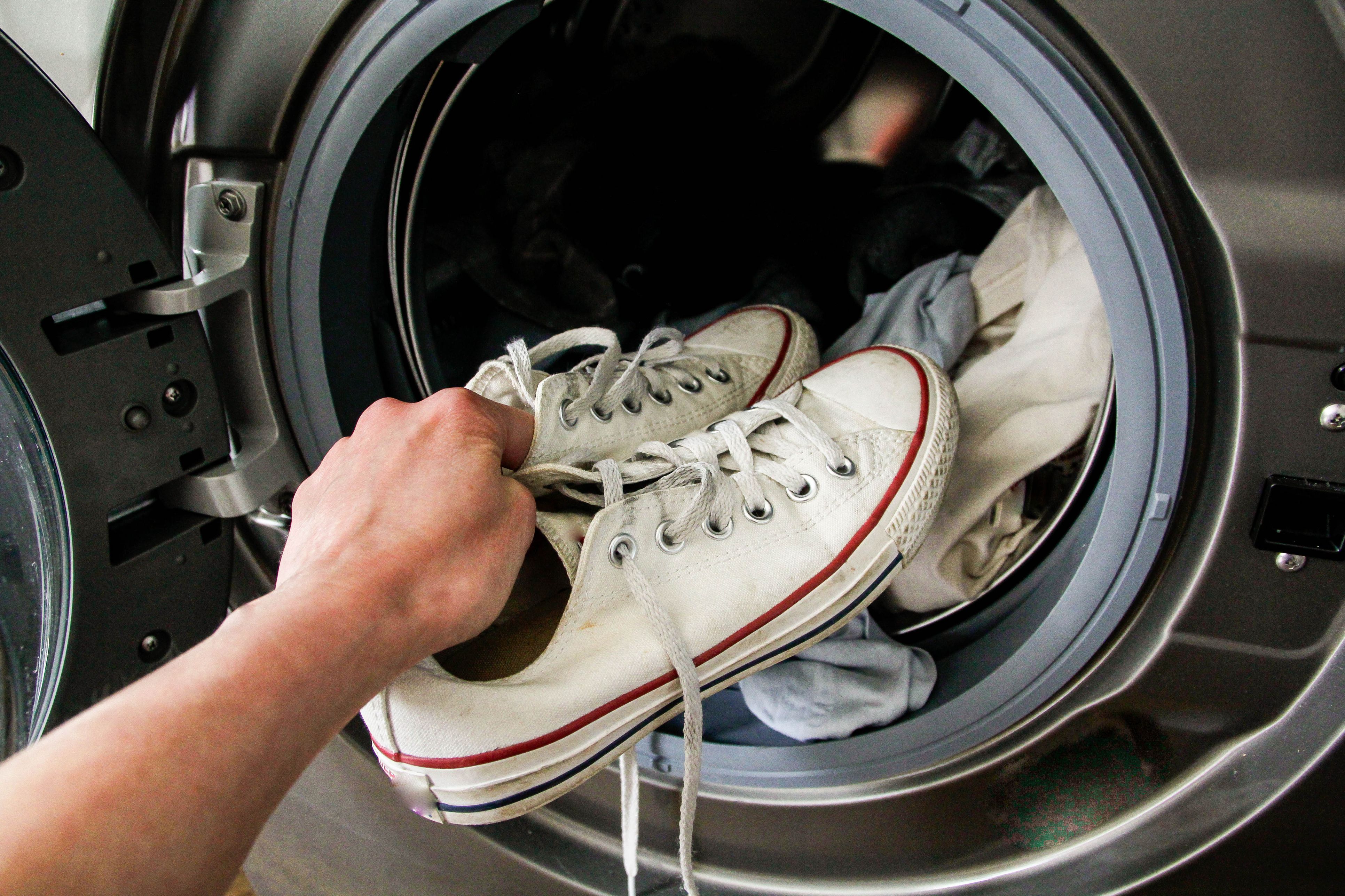 baskets, 🥾 Peut-on laver ses chaussures à la machine ? 👟 Oui, mais  attention, ce n'est pas le cas de toutes les chaussures❗️ Les baskets,  tennis et autres, By GROUP DIGITAL