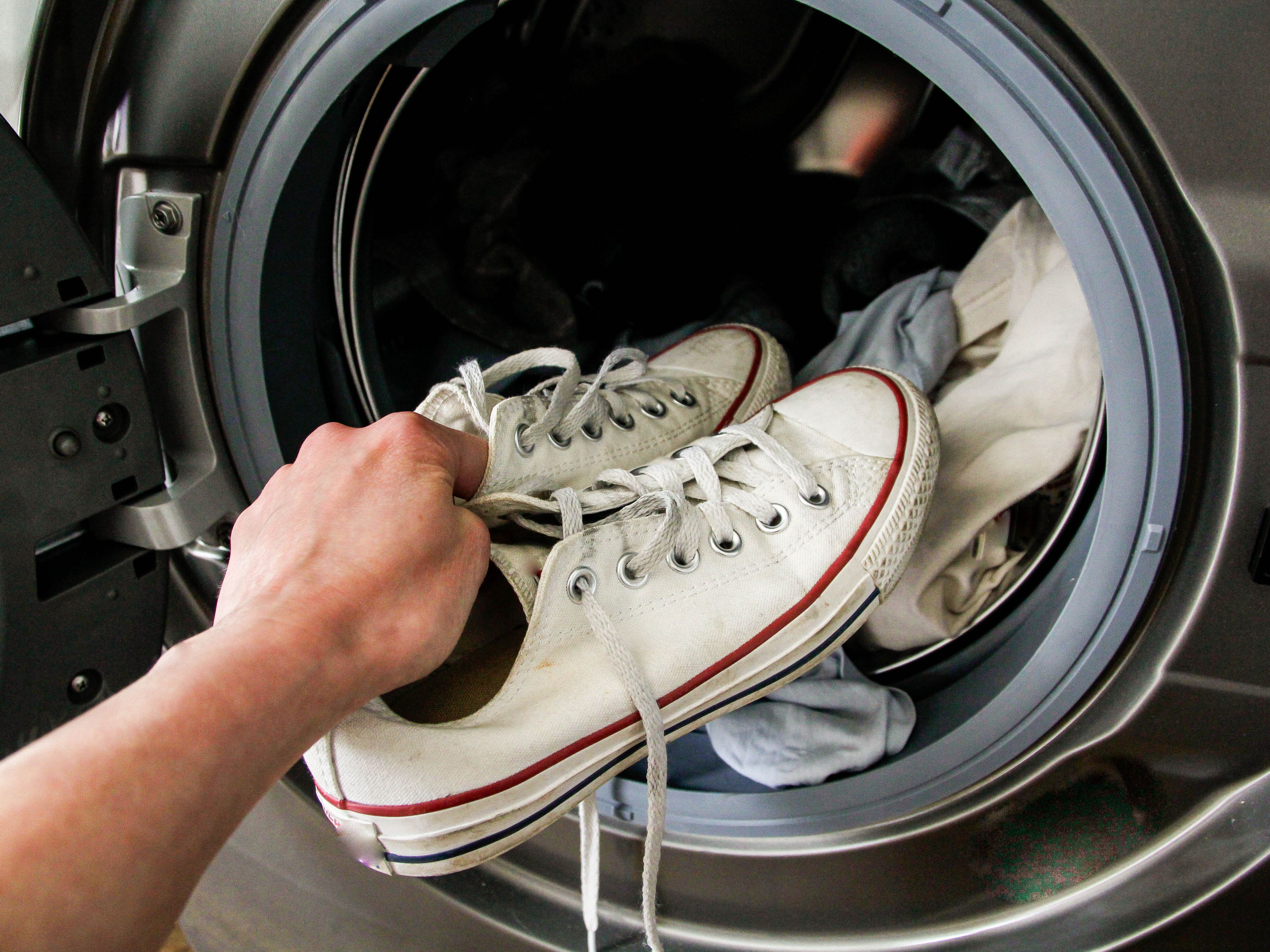 Découvrez l'astuce imparable pour laver vos baskets à la machine