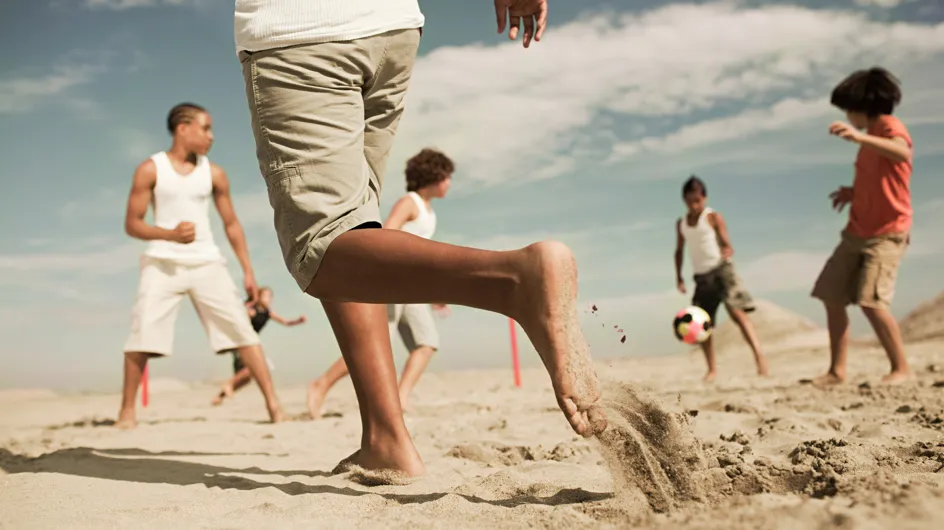Vacances : l’astuce ultime pour enlever le sable collé aux orteils