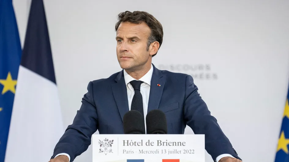 Emmanuel Macron imite Tom Cruise dans Top Gun : les photos du président en pilote de chasse