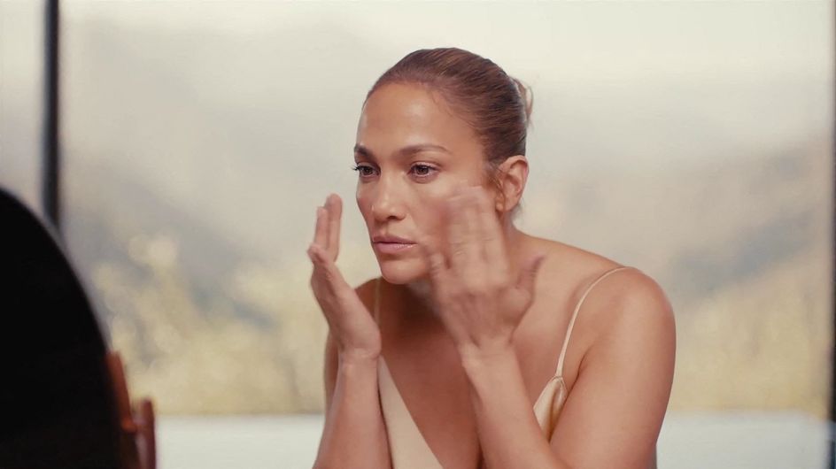 Jennifer Lopez stupéfiante à 52 ans : la star lève le voile sur sa routine sportive et alimentaire